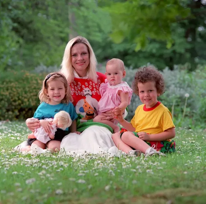Framed Print : Pamela Stephenson May 1989, actress, comedian and mother, pictured with children Framed Print : Pamela Stephenson May 1989, actress, comedian and mother, pictured with children