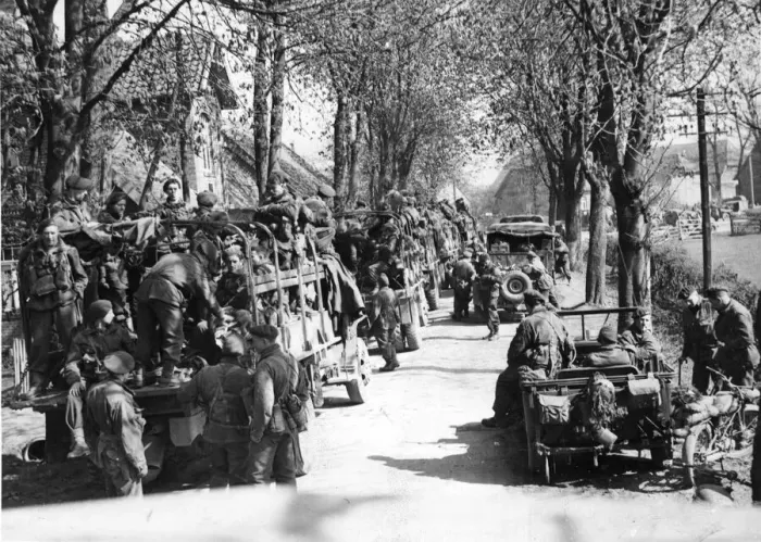 Framed Print : The parachute division of the sixth airborne division advance towards Hanover. Germany Framed Print : The parachute division of the sixth airborne division advance towards Hanover. Germany