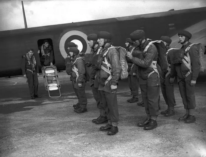 Framed Print : Parachutists during WW2, kitted up for exercise and ready to board plane. Circa 1942