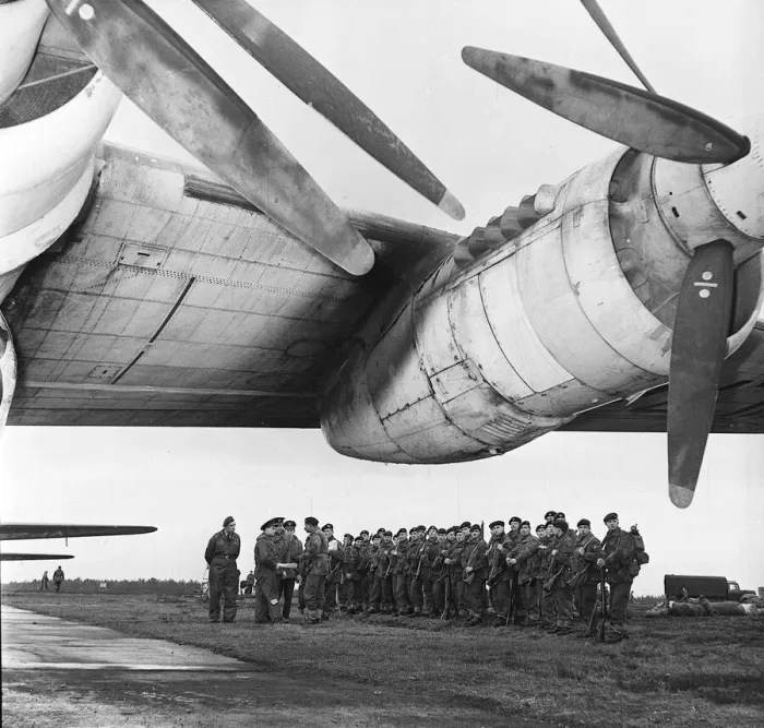 Framed Print : Paratroopers of the 3rd Battalion prepare to embark on an RAF Shackleton Aircraft