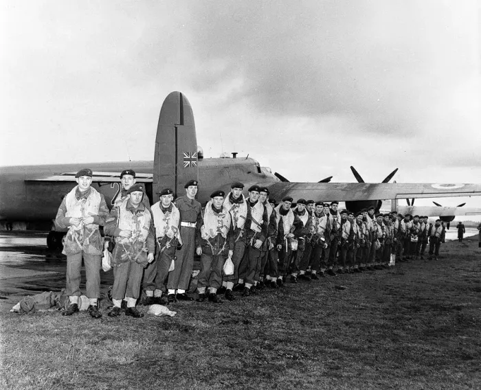 Framed Print : Paratroopers of the 3rd Battalion prepare to embark on an RAF Shackleton Aircraft