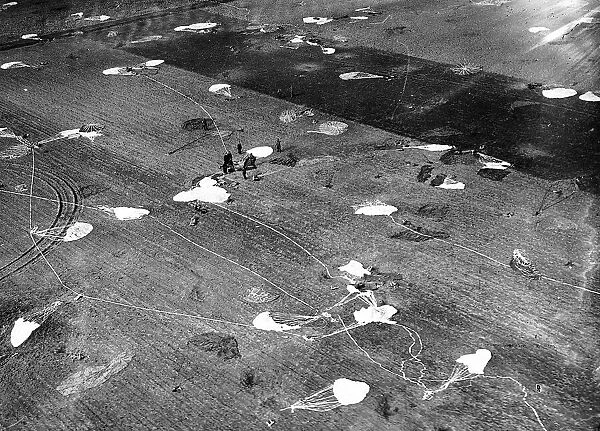 Paratroopers land north of Wesel