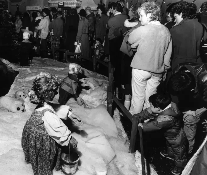 Framed Print : Parents and children queue to see Santa in his grotto at Blackers store in Liverpool Framed Print : Parents and children queue to see Santa in his grotto at Blackers store in Liverpool