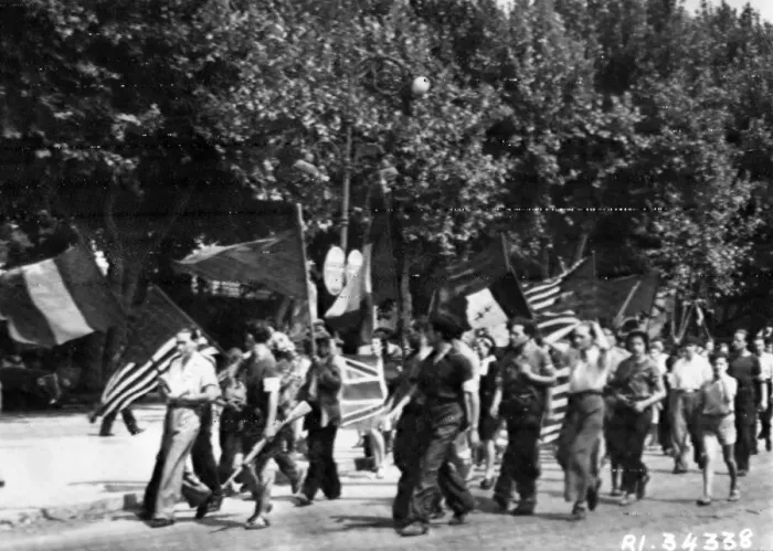 Framed Print : Partisans of Aix, in Southern France, stage a welcoming parade for liberating forces of Framed Print : Partisans of Aix, in Southern France, stage a welcoming parade for liberating forces of