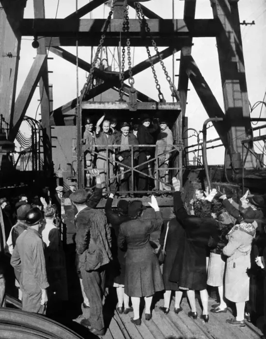 Framed Print : A party of housewives and men were invited to pay a visit to Tilmanstone Colliery