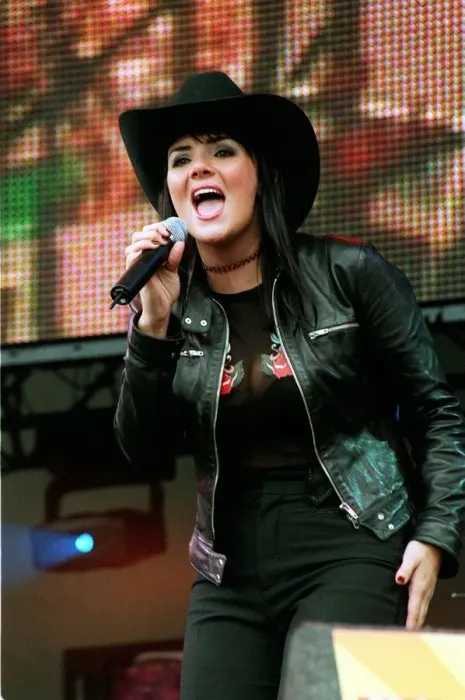 Framed Print : Party in the Park - Martine McCutcheon July 1999 performing to an audience of 100 Framed Print : Party in the Park - Martine McCutcheon July 1999 performing to an audience of 100