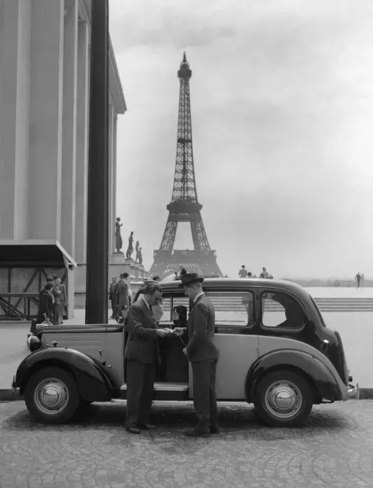 Framed Print : Passenger pays his fare at the end of his journey by the London to Paris taxi service Framed Print : Passenger pays his fare at the end of his journey by the London to Paris taxi service
