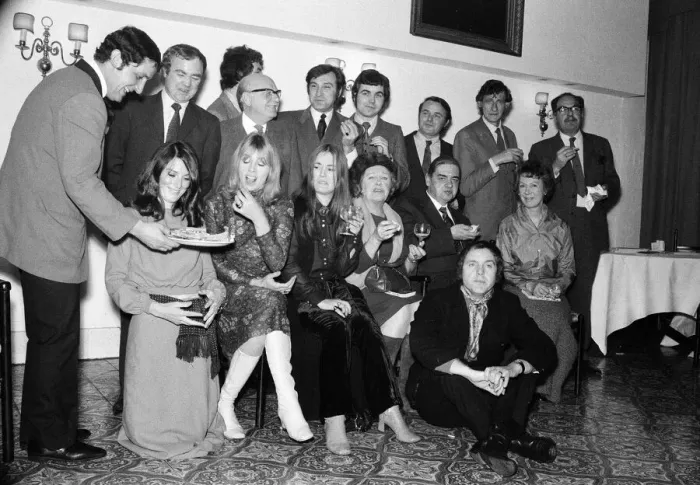 Framed Print : Some past faces from Coronation Street have got together at the Terretse-Est Restaurant Framed Print : Some past faces from Coronation Street have got together at the Terretse-Est Restaurant