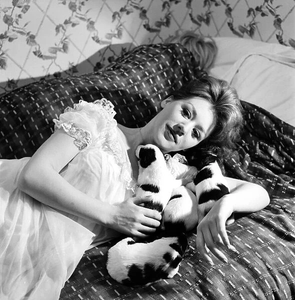 Pat Hamilton Glamour children  /  puppies. June 1960 M4467-015