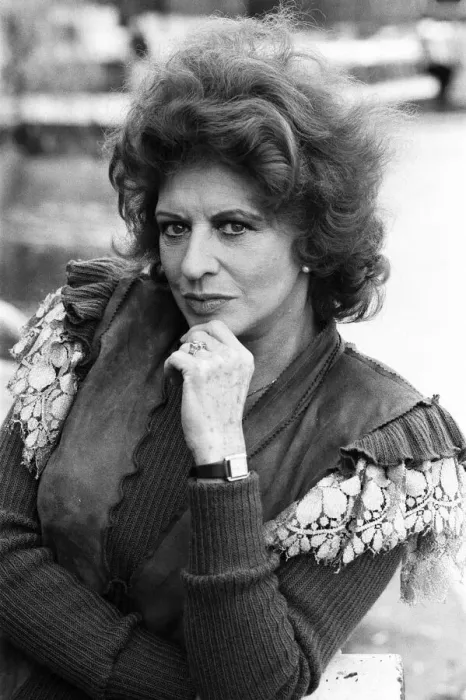 Framed Print : Pat Phoenix announces she is going to marry Tony Booth. 29th November 1983 Framed Print : Pat Phoenix announces she is going to marry Tony Booth. 29th November 1983