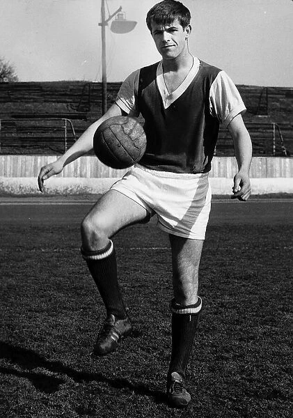 Pat Stanton 1964 football kneeing ball