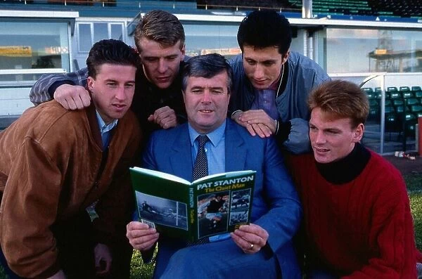 Pat Stanton with Hibs players November 1989