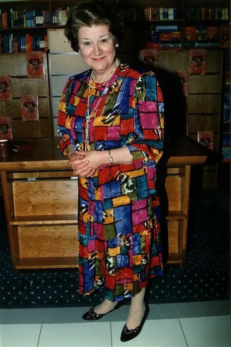 Framed Print : Patricia Routledge actress holding her hands in front of her Framed Print : Patricia Routledge actress holding her hands in front of her