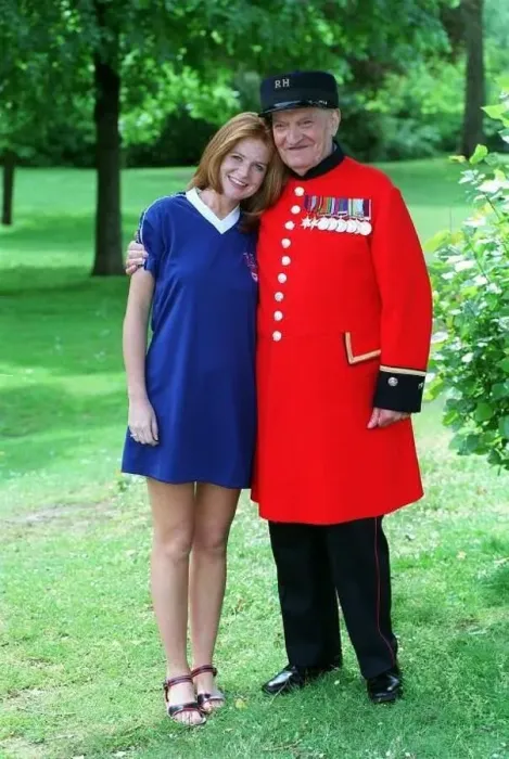 : Patsy Palmer Actress May 98 Eastenders actress with Chelsea Penioner : Patsy Palmer Actress May 98 Eastenders actress with Chelsea Penioner