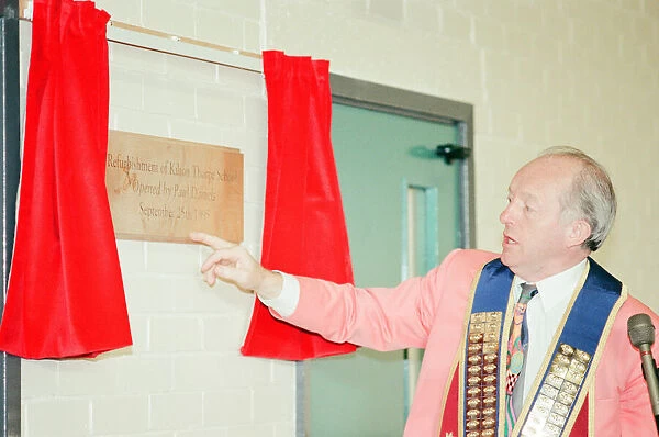 Paul Daniels, magician, officially re-opens refurbished Kilton Thorpe School