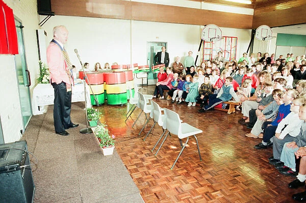 Paul Daniels, magician, officially re-opens refurbished Kilton Thorpe School