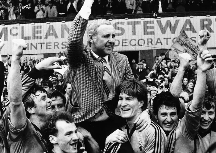 Framed Print : Paul Hegarty and Richard Gough give their manager a lift as they hold up Dundee United Framed Print : Paul Hegarty and Richard Gough give their manager a lift as they hold up Dundee United