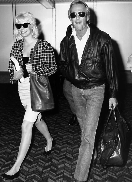 Paul Hogan actor and girlfriend Linda Kozlowski in August 1988 at Heathrow Airport