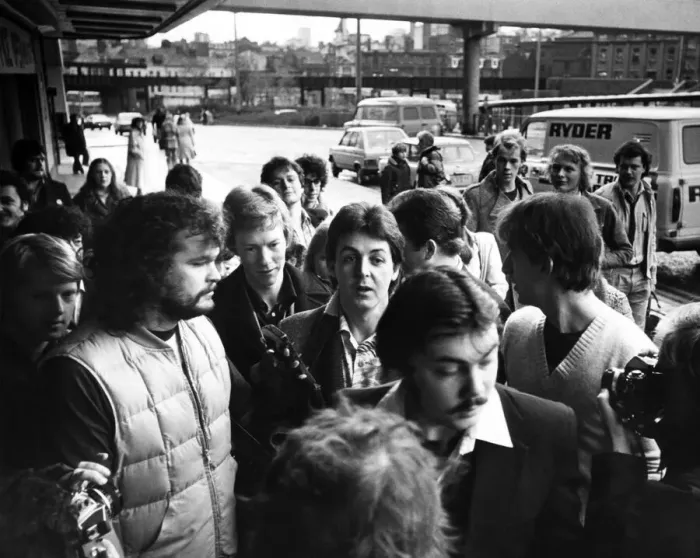 Framed Print : Paul McCartney arrives at the Royal Court theatre to prepare for the first Wings Framed Print : Paul McCartney arrives at the Royal Court theatre to prepare for the first Wings