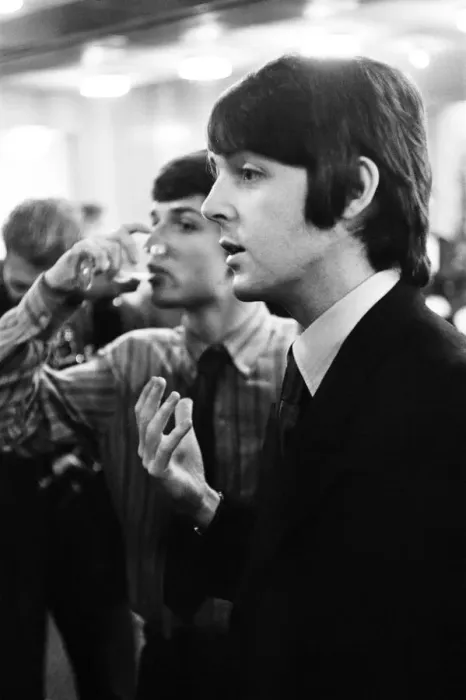 Framed Print : Paul McCartney of The Beatles, at press conference to announce Leicester University Framed Print : Paul McCartney of The Beatles, at press conference to announce Leicester University