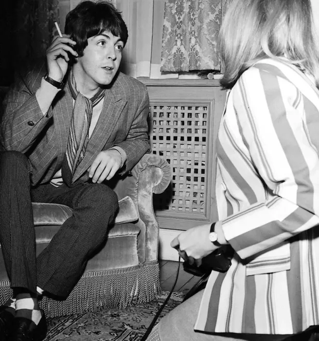 Framed Print : Paul McCartney chats to American photographer Linda Eastman at the Sgt Framed Print : Paul McCartney chats to American photographer Linda Eastman at the Sgt