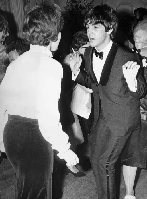 Framed Print : PAUL MCCARTNEY AND ELIZABETH SACK 1964