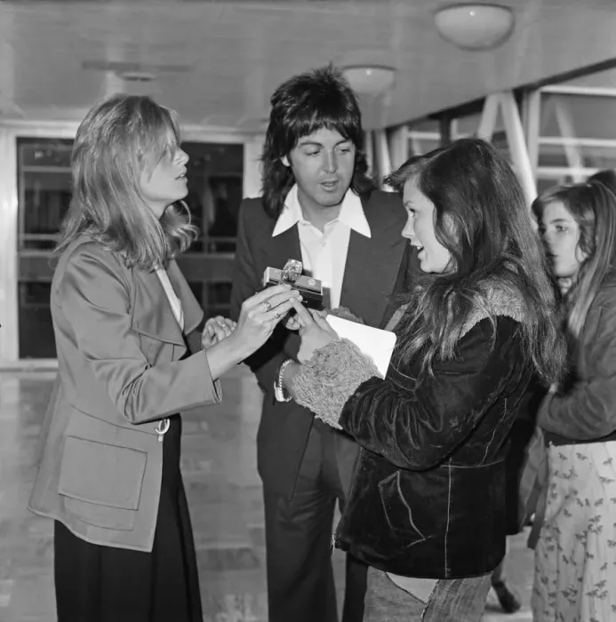 Framed Print : Paul McCartney and family leave London Heathrow Airport for a week long holiday in New Framed Print : Paul McCartney and family leave London Heathrow Airport for a week long holiday in New