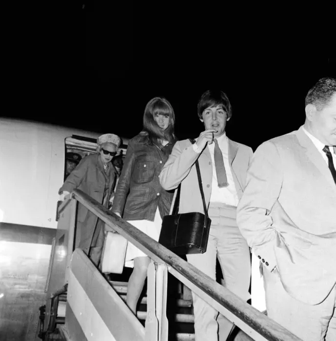 Framed Print : Paul McCartney and girlfriend Jane Asher return to London Airport after a holiday in Framed Print : Paul McCartney and girlfriend Jane Asher return to London Airport after a holiday in