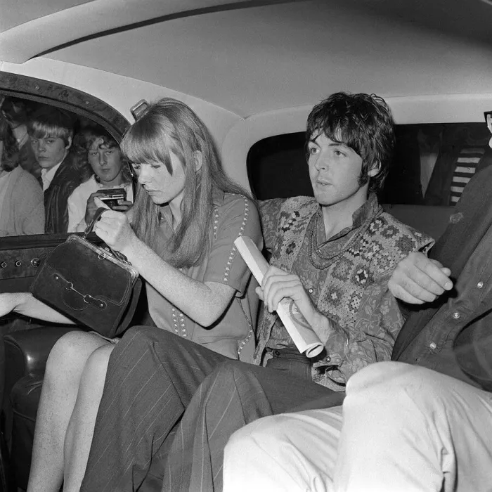 Framed Print : Paul McCartney and Jane Asher leave Bangor University after hearing of Brian Epstein Framed Print : Paul McCartney and Jane Asher leave Bangor University after hearing of Brian Epstein