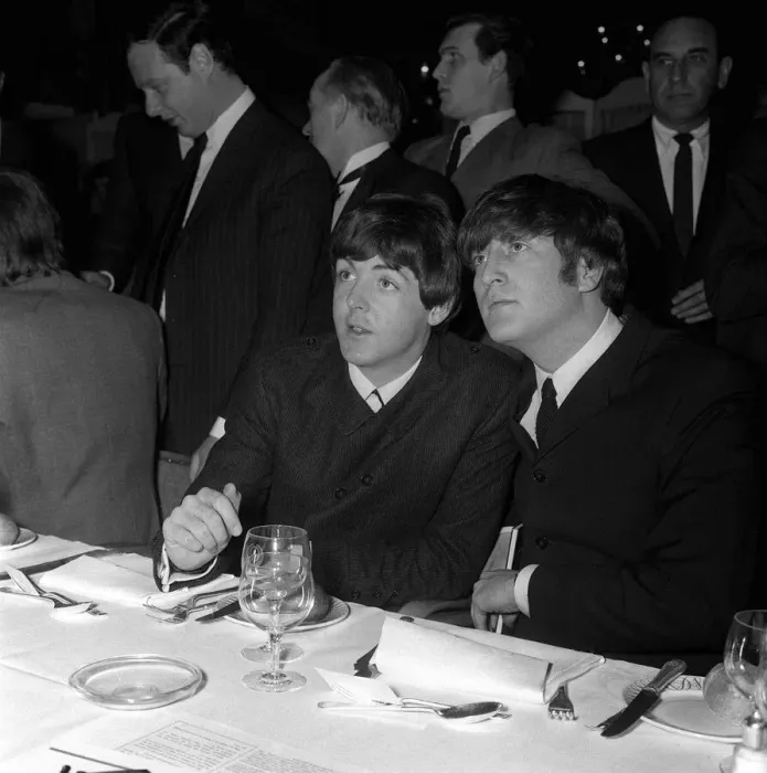 Framed Print : Paul McCartney and John Lennon at the Variety Club Awards luncheon, Dorchester Hotel Framed Print : Paul McCartney and John Lennon at the Variety Club Awards luncheon, Dorchester Hotel