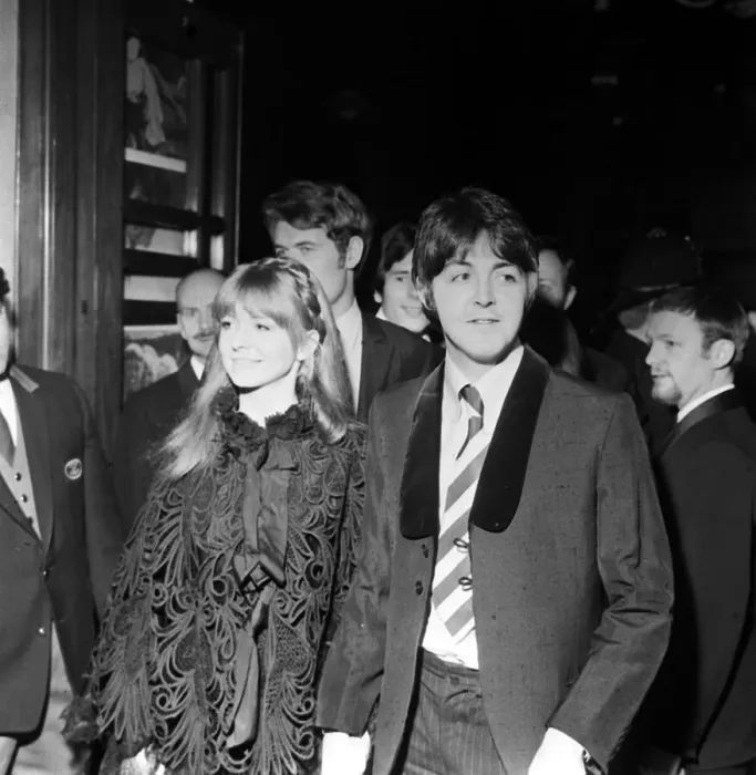Framed Print : Paul McCartney lead singer with The Beatles at the film Premiere of Round The Mulberry