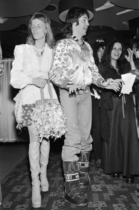 Framed Print : Paul McCartney and his wife Linda McCartney attend the film premiere of Lady Sings Framed Print : Paul McCartney and his wife Linda McCartney attend the film premiere of Lady Sings
