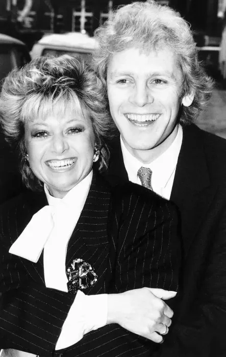 Framed Print : Paul Nicholas Actor with singer Elaine Paige - January 1987 Dbase Msi