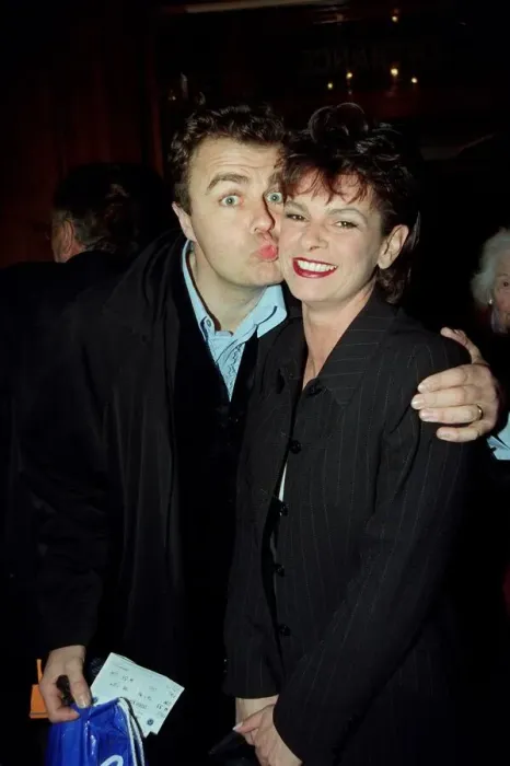 Framed Print : Paul Ross TV Presenter May 98 Giving Della Bovey a friendly kiss at the premiere of