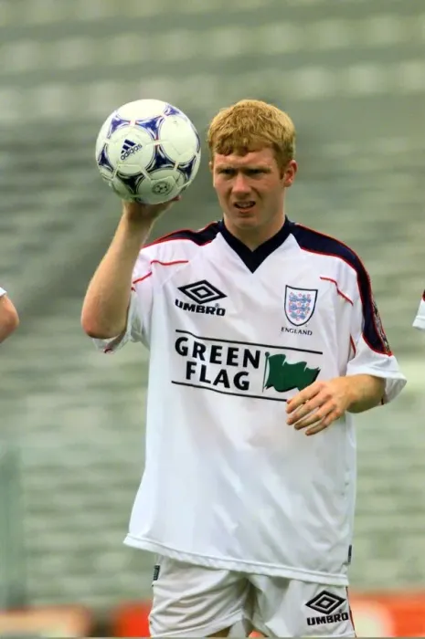 Framed Print : Paul Scholes England footballer in training June 1998 for the World Cup Framed Print : Paul Scholes England footballer in training June 1998 for the World Cup
