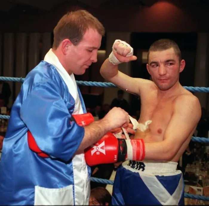 Framed Print : Paul Weir taking gloves off after losing fight 1998 against Alfonso Zvenyika Framed Print : Paul Weir taking gloves off after losing fight 1998 against Alfonso Zvenyika