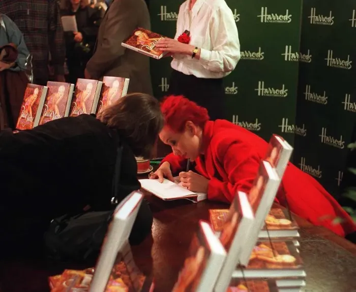 Framed Print : Paula Yates TV Presenter - Book signing at the Harrods Store in London Framed Print : Paula Yates TV Presenter - Book signing at the Harrods Store in London