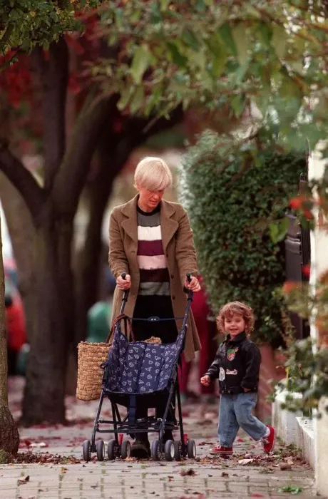 Framed Print : Paula Yates TV Presenter November 1998 Walking near her home in London with her Framed Print : Paula Yates TV Presenter November 1998 Walking near her home in London with her