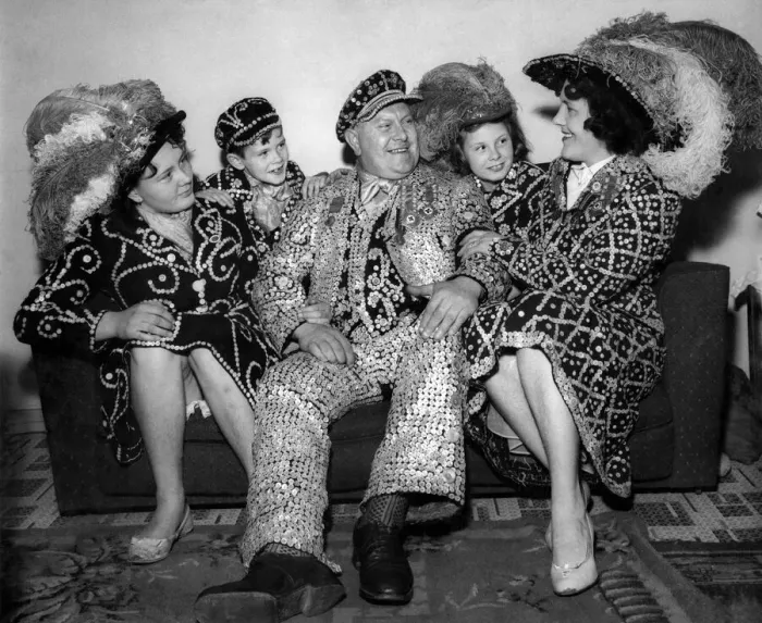 Framed Print : Pearly King John Marriott and his wife Rose, with their three children Jean, aged 13