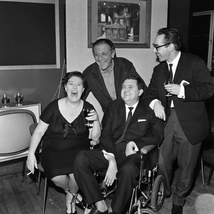 Framed Print : Peggy Mount and Sid James with the scriptwriter of the new TV series Framed Print : Peggy Mount and Sid James with the scriptwriter of the new TV series