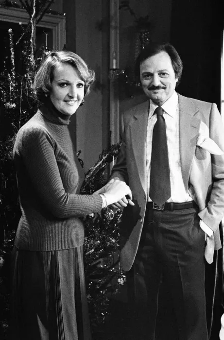 Framed Print : Penelope Keith and Peter Bowles filming the Christmas episode of