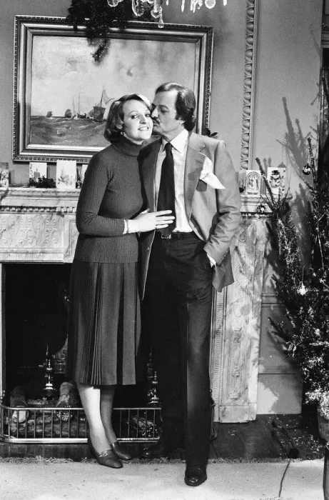 Framed Print : Penelope Keith and Peter Bowles filming the Christmas episode of Framed Print : Penelope Keith and Peter Bowles filming the Christmas episode of