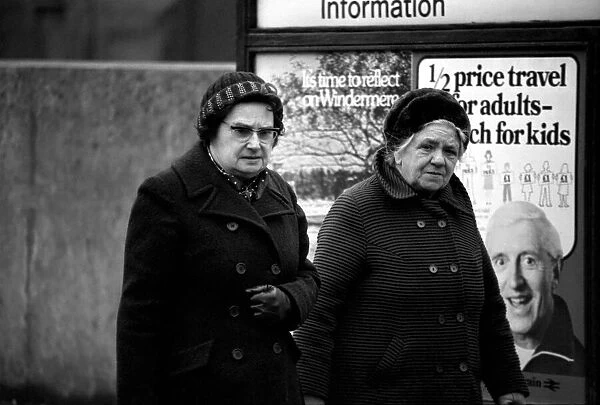 Pensioners: The elderly of Birmingham out and about shopping. March 1981 PM 81-01149-001