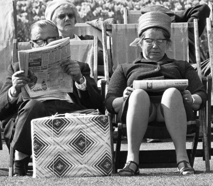 Framed Print : Pensioners reading the newspaper whilst enjoying the afternoon sun in Embankment Gardens Framed Print : Pensioners reading the newspaper whilst enjoying the afternoon sun in Embankment Gardens