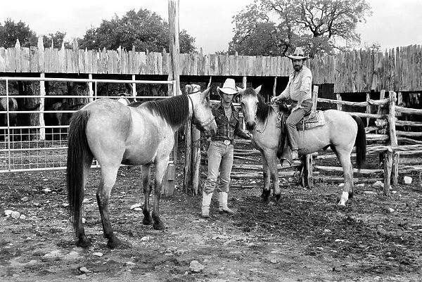 People: Cowboys with horses at a ranch in the USA. December 1980 80-07236-003