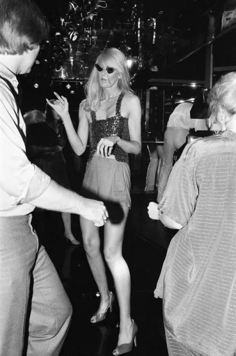 Framed Print : People dancing at the new nightclub Stringfellows in Covent Garden, London Framed Print : People dancing at the new nightclub Stringfellows in Covent Garden, London