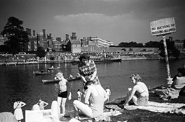 People enjoy the sunny weather at Hampton Court Palace, Greater London. circa 1945
