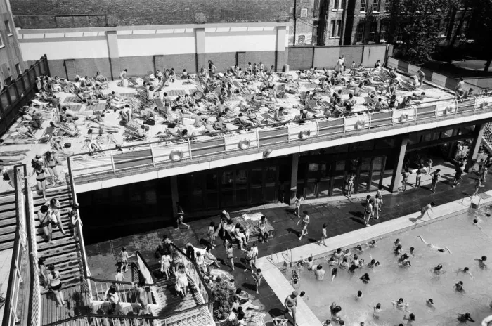 Framed Print : People enjoying the hot weather at the Oasis outdoor swimming pool Lido, London
