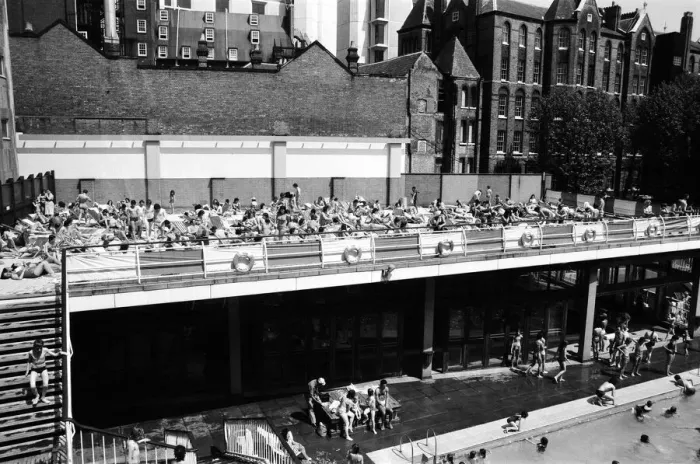 Framed Print : People enjoying the hot weather at the Oasis outdoor swimming pool Lido, London