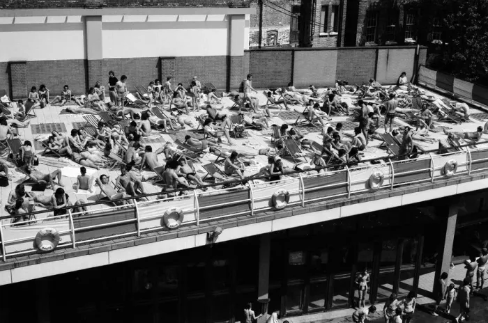 Framed Print : People enjoying the hot weather at the Oasis outdoor swimming pool Lido, London